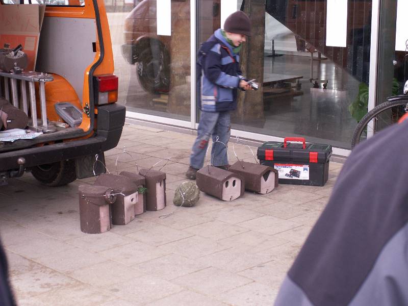 PICT0244.JPG - Die verschiedenen Arten von Nistk�sten stehen zum Anbringen bereit - jede Vogelart braucht ihre spezielle "Wohnung"
